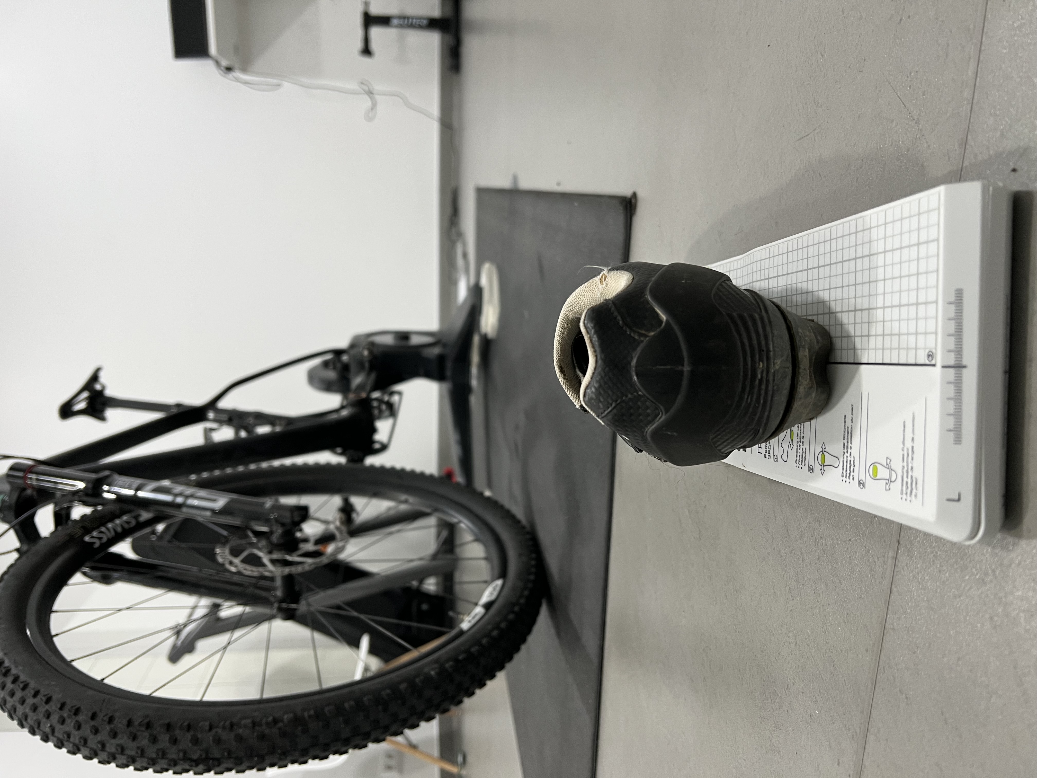 Imagem de uma bicicleta e uma sapatilha