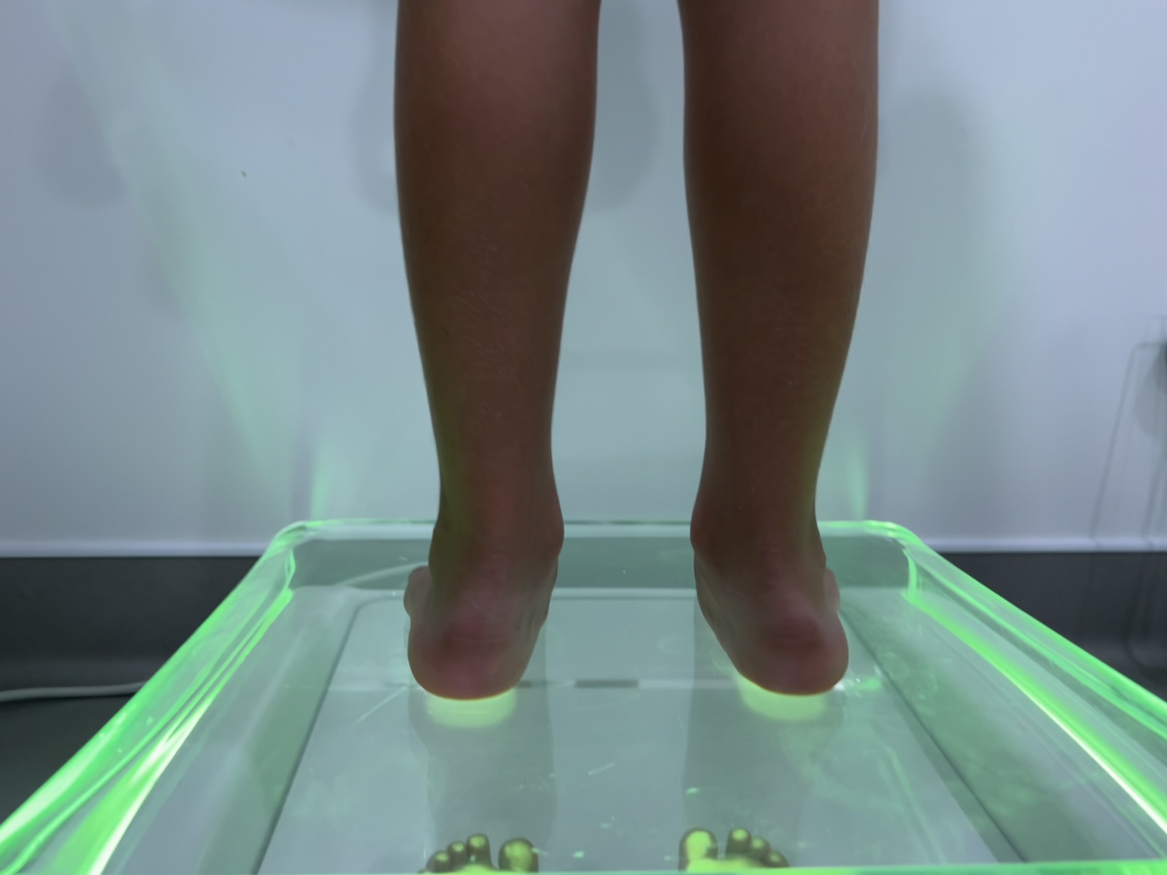 Criança em cima de um podoscópio